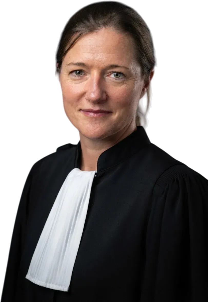 Maître Faustine Broulin en robe d'avocate